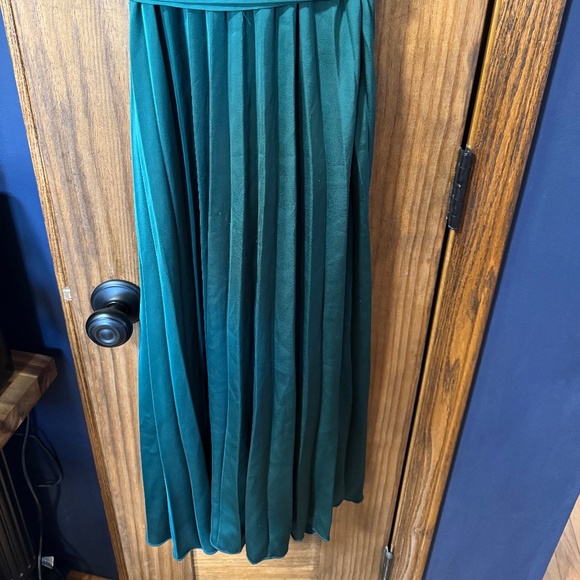 Emerald Green Batwing Pleated Satin Dress - Picture 7 of 10